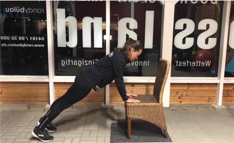 Die ehemalige Bundesliga-Handballerin Randy Bülau zeigt, wie vielseitig sich ein Stuhl für ein Workout einsetzen lässt.