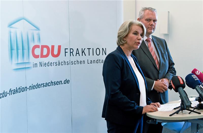 Die ehemalige Grünen-Politikerin Elke Twesten spricht im Landtag in Hannover (Niedersachsen) während einer Pressekonferenz. Foto: Holger Hollemann/dpa