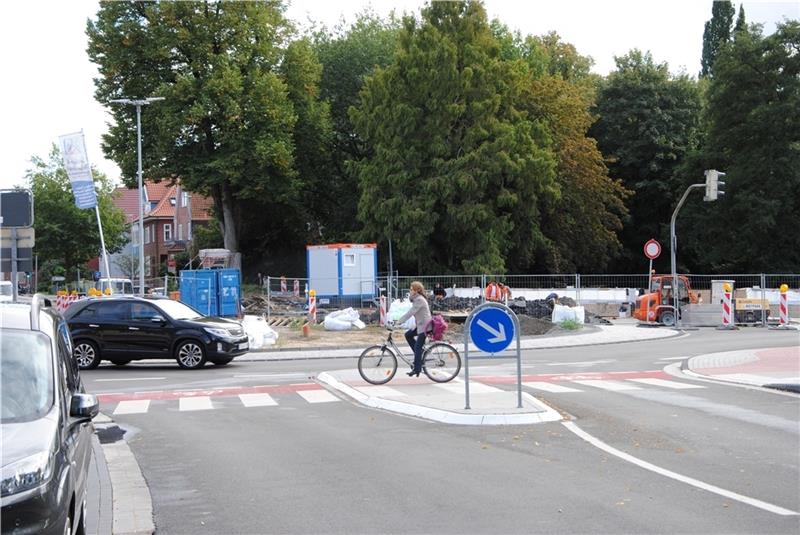 Die ehemalige Kreuzung an der Schiffertorsstraße wird zum Kreisel umgebaut. Künftig soll der Verkehr für Autos wie für Radfahrer besser fließen. Das erfordert komfortable Wege. Dass dafür Bäume in der Königsmark-Bastion (Hintergrund) gefäll