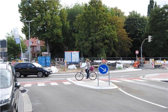Die ehemalige Kreuzung an der Schiffertorsstraße wird zum Kreisel umgebaut. Künftig soll der Verkehr für Autos wie für Radfahrer besser fließen. Das erfordert komfortable Wege. Dass dafür Bäume in der Königsmark-Bastion (Hintergrund) gefäll