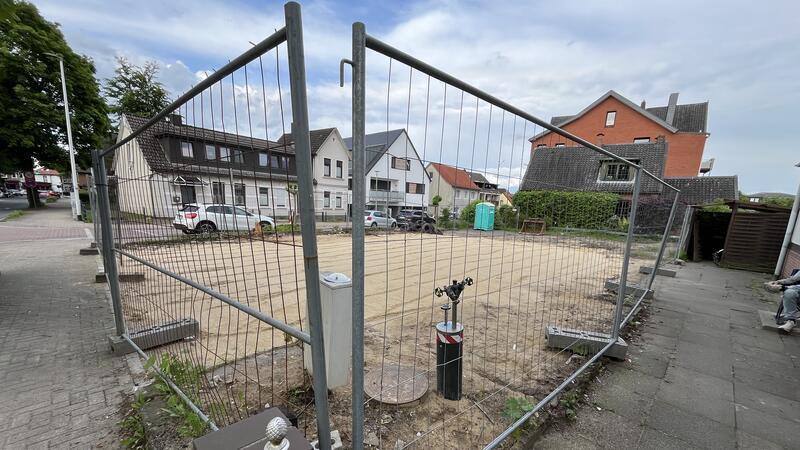Altkloster im Umbruch: So soll der Stadtteil geschützt werden Die ehemalige Kultkneipe Opi in Altkloster ist in der Woche nach Pfingsten abgerissen worden. Das Bild zeigt das geräumte Grundstück an der Ecke An der Rennbahn / Wilhelmstraße.