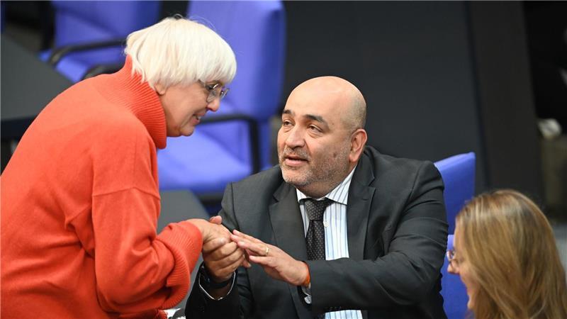 Grünen-Fraktion entscheidet Montag über Vize-Kandidatur Die ehemalige Kulturstaatsministerin, Claudia Roth (Grüne), war früher einmal Bundestagsvizepräsidentin. Dass sie dieses Amt erneut anstrebt, kam für manche überraschend, während der ehemalige Grünen-Vorsitzende, Omid Nouripour, sein Interesse an einer Kandidatur für den Posten relativ früh geäußert hatte. (Archivfoto)