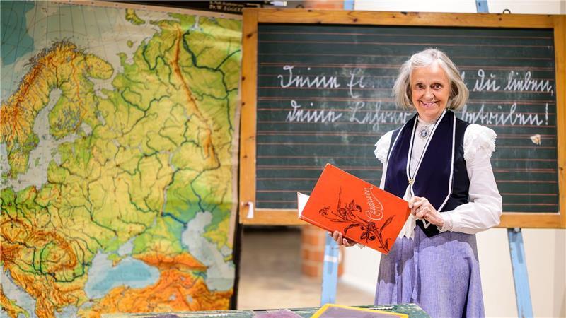 Die ehemalige Schulleiterin präsentierte ihre Sammlung lange Zeit im Rahmen historischer Schulstunden im Heimatmuseum Gettorf – als verkleidetes „Fräulein Lehrerin“ mit einer obligatorischen Brosche an der Bluse.