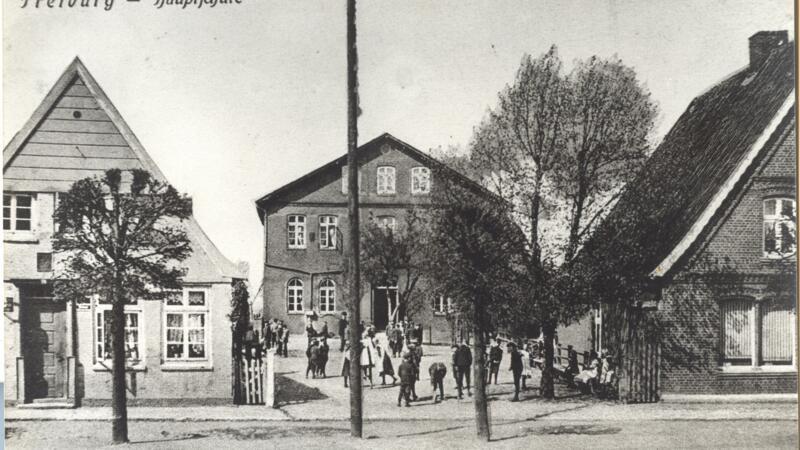 Die ehemalige Volksschule bei der St. Wulphardikirche in Freiburg.