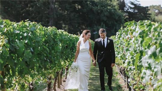 Die ehemalige neuseeländische Premierministerin Jacinda Ardern mit ihrem Ehemann Clarke Gayford bei ihrer Hochzeit auf dem Weingut Craggy Range in Hawke’s Bay.