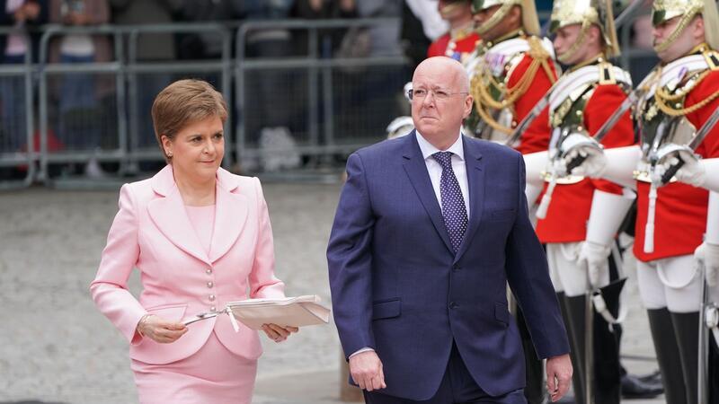 Berichte: Mann schottischer Ex-Regierungschefin angeklagt Die ehemalige schottische Premierministerin Nicola Sturgeon (l.) und ihr Ehemann Peter Murrell.