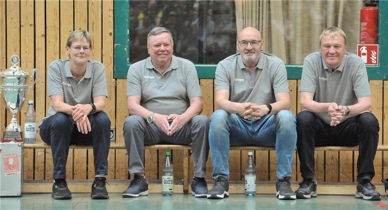 Ein letztes Mal Halle Nord: 74 Tore, viele Erinnerungen und viel Party Die ehemaligen BSV-Bundesliga-Trainer Heike Axmann, Hans-Herbert Ludolf, Leszek Krowicki und Otto Sternberg (von links).