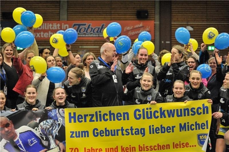 Die ehemaligen BSV-Handballerinnen überraschten Jungblut und posierten mit der aktuellen Mannschaft für die Fotografen. Fotos: Jan Iso Jürgens