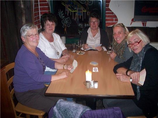 Die ehemaligen Häkel-Damen beim Kartenspiel vor der Corona-Pandemie: Ria Scholtissek, Anke Marx, Heidi Paasch, Annelie Zielke, Marion Dieckmann.
