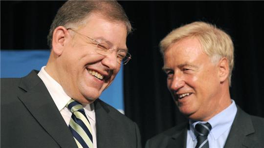 Die ehemaligen Hamburger Bürgermeister Ole von Beust (r) und der designierte Bürgermeister Christoph Ahlhaus (l) sagen vor dem Cum-Ex-Ausschuss aus (Archivbild).