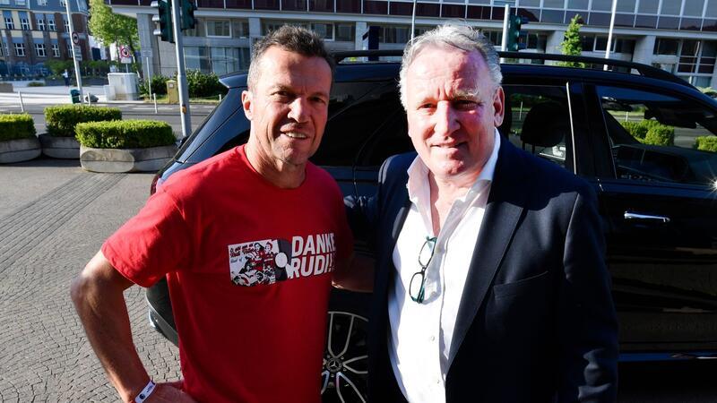 Matthäus überließ Brehme Elfmeter bei WM 1990 Die ehemaligen Nationalmannschaftskollegen Lothar Matthäus (l) und Andreas Brehme kommen 2022 zu der Verabschiedungsgala von Rudi Völler.