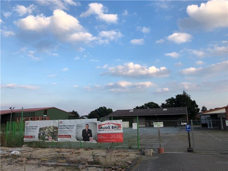Hallen weichen neuem Baugebiet in Oldendorf - Kritik aus der Politik Die ehemaligen Team Bau- und Raisa-Hallen werden in Kürze abgerissen. Der Investor will im neuen Oldendorfer Baugebiet loslegen. Foto: Klempow