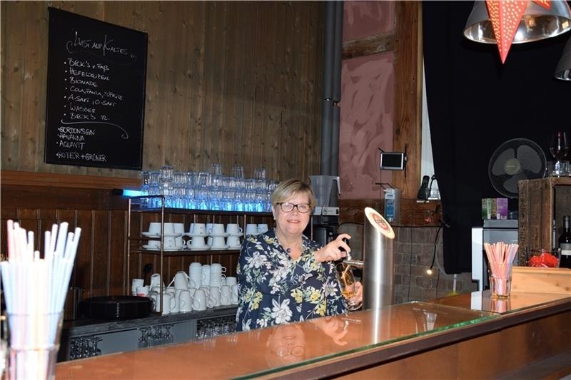 Die ehrenamtlich helfende Hannelore Wiedenbrück genießt es, die Gäste der Seminarturnhalle in Stade mit Getränken zu versorgen.Foto: Albus