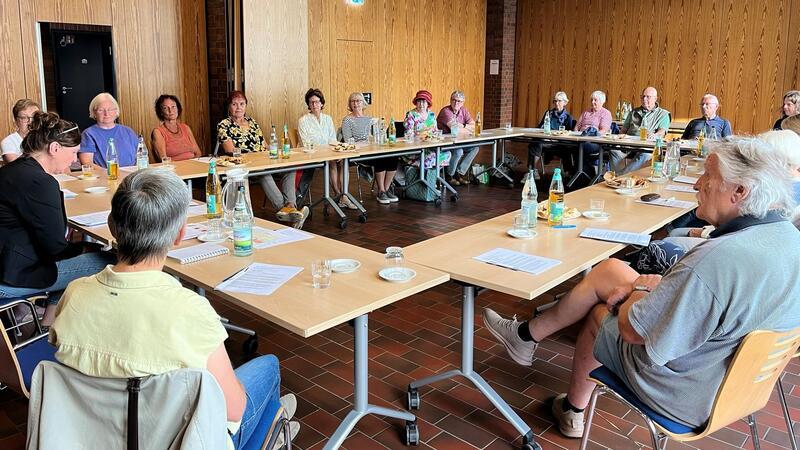 Die ehrenamtlichen „Brückenbauer“ beim ersten Erfahrungsaustausch im Pastor-Behrens-Haus.