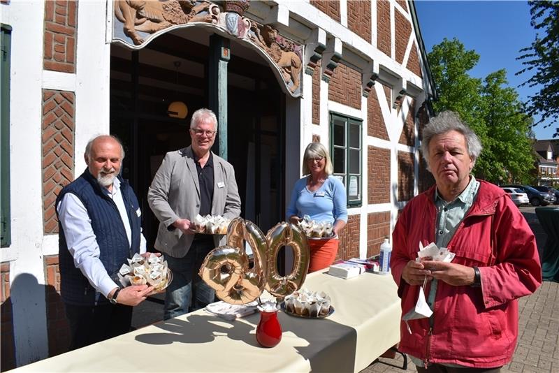 Die ehrenamtlichen Bürgermeister, Peter Rolker (FDP) und Michael Eble (CDU), verteilten mit Verwaltungsmitarbeiterin Bärbel Reich die Geburtstagsmuffins mit dem essbaren 800-Jahre-Logo an Bürger. Foto: Vasel
