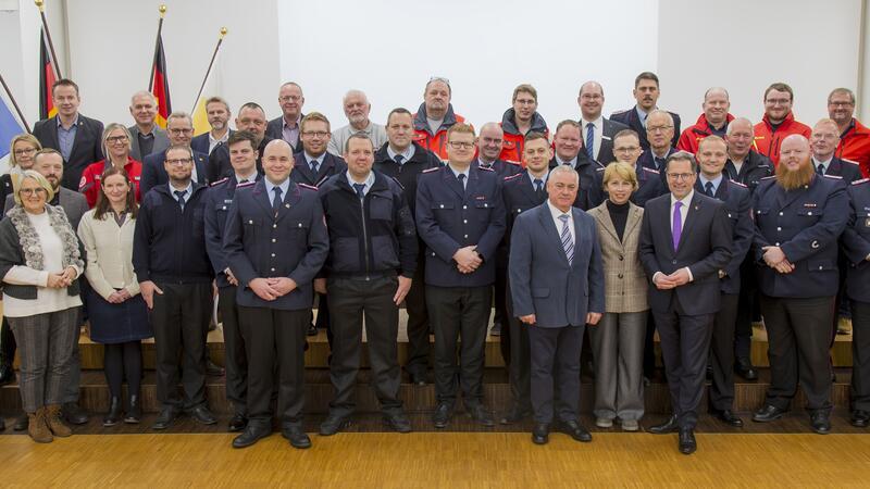 Die ehrenamtlichen Einsatzkräfte der Hilfskonvois aus dem Landkreis Stade in die Ukraine bei der Ehrung mit Landrat Kai Seefried, der Kreistagsvorsitzenden Arnhild Biesenbach und der ukrainischen Konsulin in Hamburg, Olha Novytska.