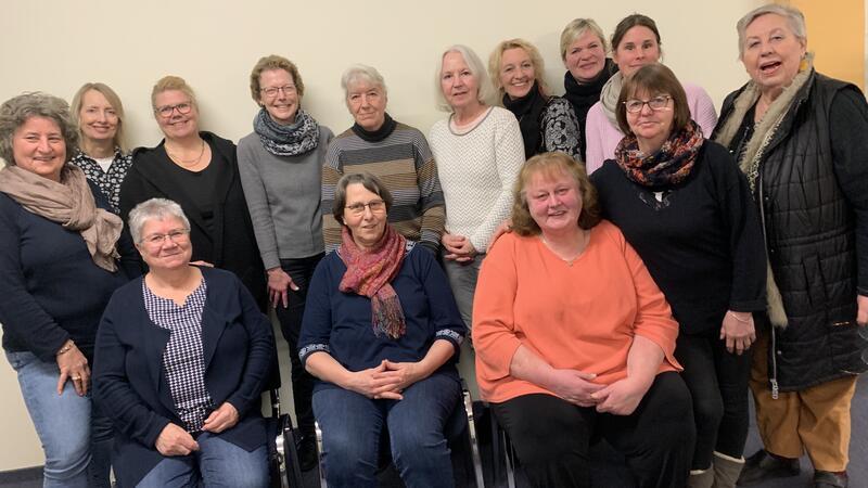 Die ehrenamtlichen Helferinnen der Alzheimer Gesellschaft Stade (auf dem Bild fehlen einige) unterstützen Betroffene und Angehörige.