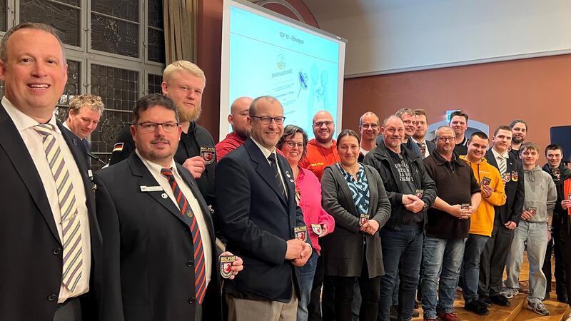 Die ehrenamtlichen Retter um Christian Schaarschmidt (links) trafen sich zu ihrer Jahreshauptversammlung im historischen Rathaus in Stade.