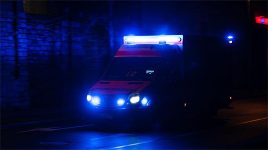 Die ein und zwei Jahre alten Kinder kamen mit einer 26-jährigen Beifahrerin zur weiteren Untersuchung in ein Krankenhaus. (Symbolbild)