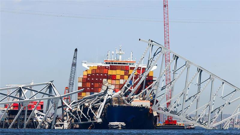 Die eingestürzte Francis-Scott-Key-Brücke liegt auf dem Containerschiff „Dali“ (Archiv). Der Frachter wurde im Mai von der Unfallstelle geschleppt. (Archivbild)