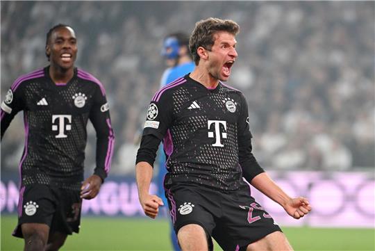 Die eingewechselten Thomas Müller (r) und Mathys Tel brachten dem FC Bayern den Sieg.