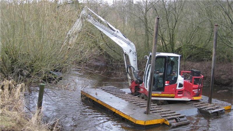 Die einzige Möglichkeit, der wuchernden Weiden entlang der Oste Herr zu werden, ist nach Ansicht des Geschäftsführers des Unterhaltungsverbandes der Einsatz eines Schwimmbaggers.