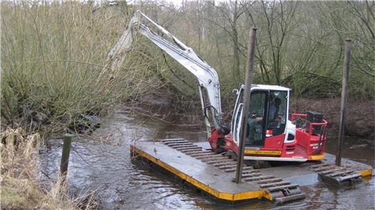 Die einzige Möglichkeit, der wuchernden Weiden entlang der Oste Herr zu werden, ist nach Ansicht des Geschäftsführers des Unterhaltungsverbandes der Einsatz eines Schwimmbaggers.
