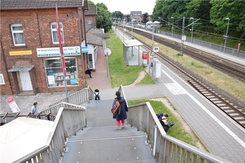 Die eiserne Fußgängerbrücke in Horneburg. Foto: Battmer