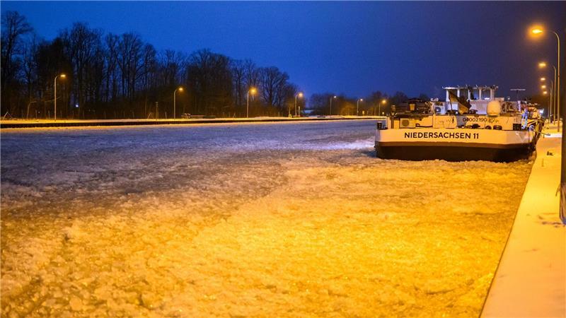 Die eisigen Temperaturen schränken derzeit die Schifffahrt ein.