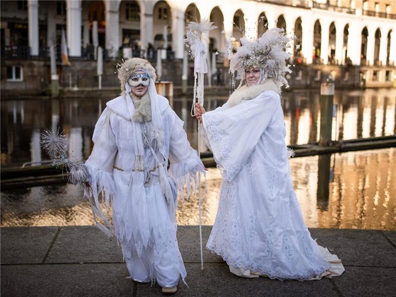 Die eisigsten Kostüme: Eiskönigin und Eisprinzessin. Angela Gottschalk und ihre Tochter trugen die Kleider in Venedig.