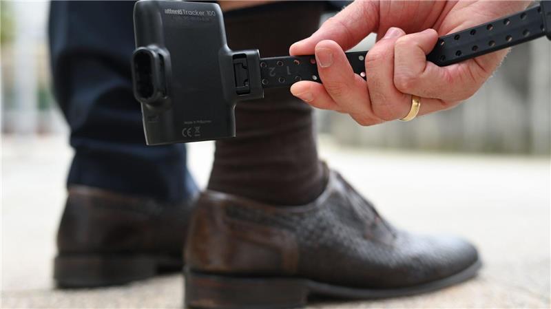 Die elektronische Fußfessel bei potenziellen Tätern soll Frauen besser vor Gewalt schützen. (Symbolbild)