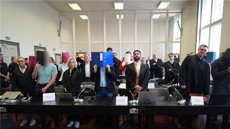 Schmuggel von 4,6 Tonnen Kokain - elf Angeklagte vor Gericht Die elf Angeklagten haben alle jeweils zwei Anwälte.