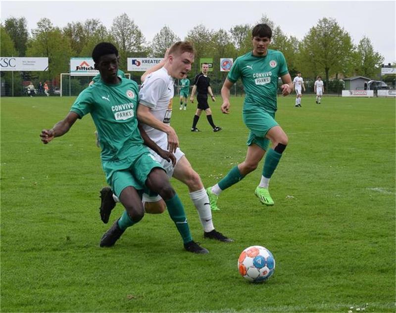 JFV A/O/B/H/H: Nur die U19 punktet Die engagierte und vielbeinige Abwehr des FC Oberneuland ließ den Stürmern der Platzherren keinen Raum zur Entfaltung. Foto: Kurth