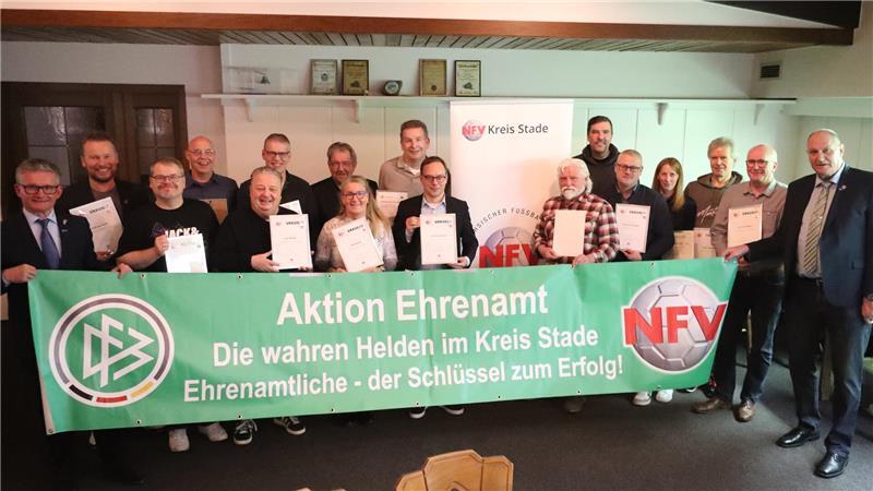 Helden abseits des Fußballplatzes: Die besten Ehrenamtler im Kreis Stade Die engagierten Ehrenamtler auf einen Blick. "Ohne euch würde der Fußball im Kreis Stade nicht funktionieren", sagen NFV-Chef Helmut Willuhn (links) und Rüdiger Neumann vom Spielausschuss (rechts).