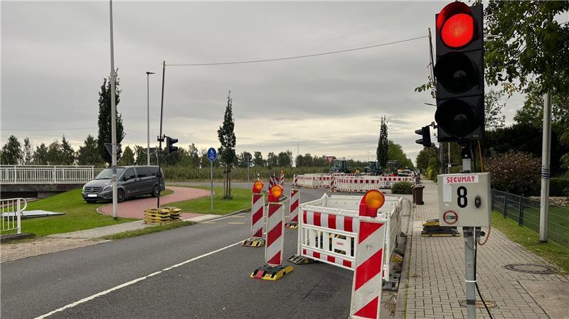 Baustelle in Jork sorgt für Frust bei Autofahrern – Arbeiter beschimpft Die enge Ampeltaktung sorgte bis Mittwochmorgen für Ärger bei Pendlern durch Jork.