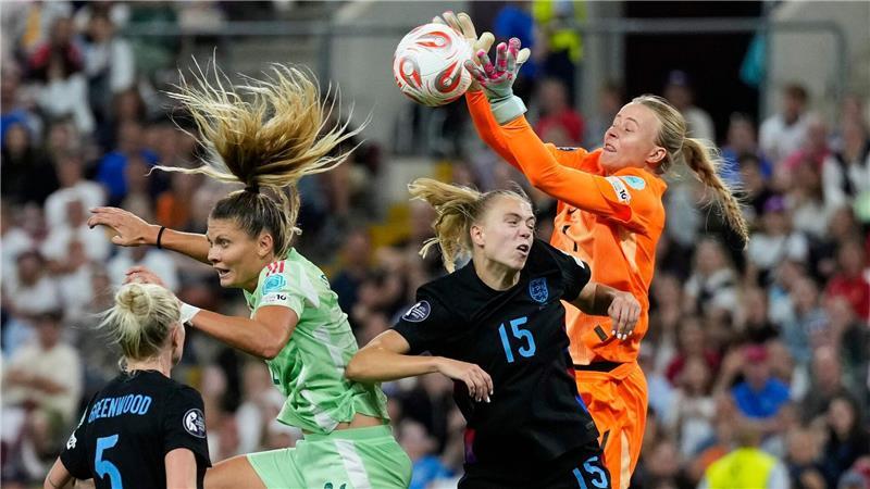 Bilder des Tages Die englische Torhüterin Hannah Hampton pariert einen Ball während des Halbfinalspiels gegen Italien bei der EM in der Schweiz.