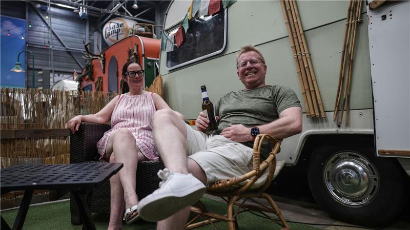 Die englischen Touristen Simon und Anne sind begeistert vom Indoor-Camping in Bonn.