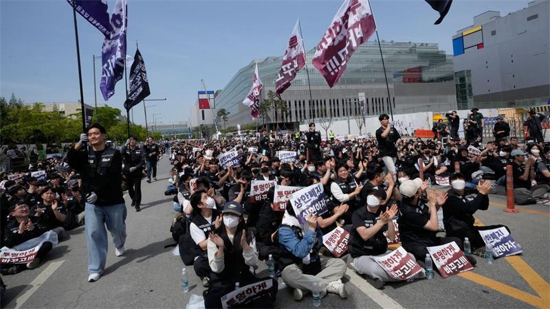 Die enormen Unternehmensgewinne in der Halbleiterbranche haben zu einer Verteilungsdebatte in Südkorea geführt. Die Mitarbeiter der Gewerkschaft von Samsung haben beispielsweise im Frühjahr für höhere Prämien demonstriert. 