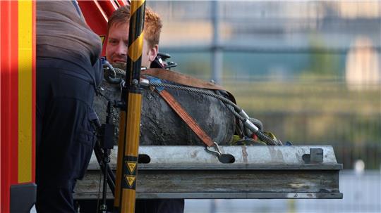 Die entschärfte 250-Kilo-Bombe britischer Herkunft wird zum Abtransport auf das Fahrzeug des Kampfmittelräumdienstes verladen.