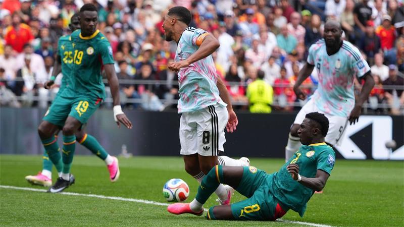 „Grausam“: Senegal erlebt in Seattle wieder Fußball-Drama Die entscheidende Szene der Verlängerung: Das Foul an Tielemans.