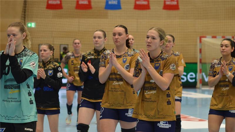 Die enttäuschten BSV-Spielerinnen bedanken sich bei den mitgereisten Fans.