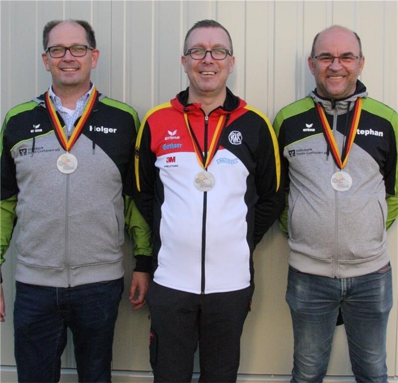 Die erfolgreiche Mannschaft des SV Ladekop (von links):Holger Anderssohn, Marco Hummler und Stephan Schoppe. Fotos: Nordwestdeutscher Schützenbund