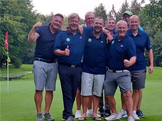 Die erfolgreichen Jungsenioren aus Deinste (von links): Helmut Wiede, Stephan Wittmoser, Daniel Wilmer, Dennis Voigt, Jörn Grewe, Kapitän Markus Ries, Caddy Sebastian Tank und Philipp Cortemme. Foto: Verein (nomo)
