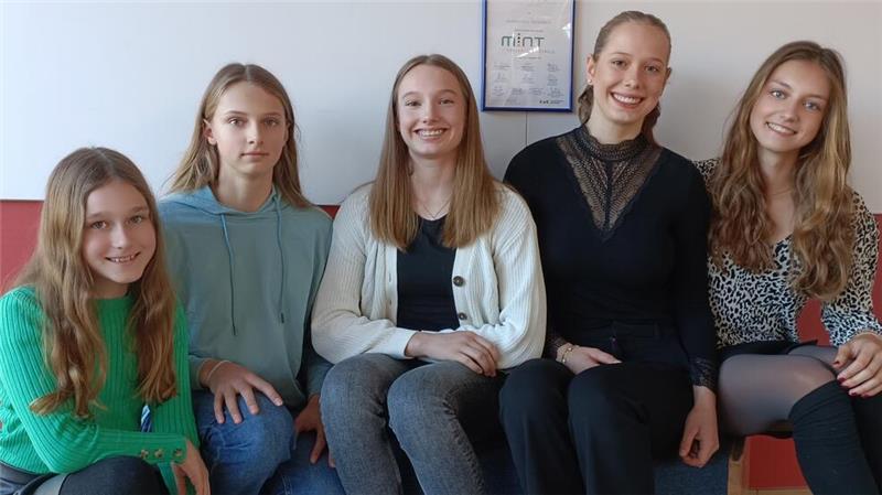 Die erfolgreichen Voltigiererinnen des Reitvereins Fredenbeck, Hannah Stüve (von links), Jordis Ording, Eva Esser, Hella Koböck und Charlotta Schober.