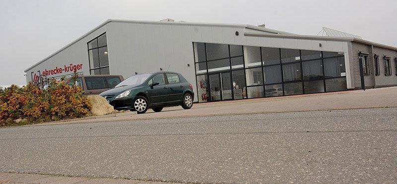 Die erst 2012 errichtete Ausstellungshalle der jetzt insolventen Firma Ehrecke-Krüger Haustechnik im Beckdorfer Gewerbegebiet.                                                                             Fotos Beneke