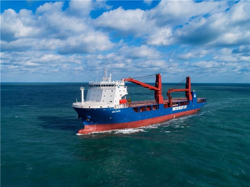 Die erst im Januar in Dienst gestellte 150 Meter lange UHL Faith läuft zum ersten Mal den Hamburger Hafen an. Foto: UHL