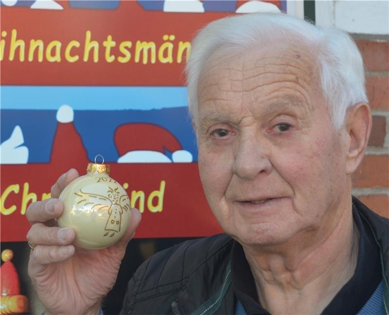 Die erste Ausgabe der „Original Himmelpfortener Weihnachtskugel“ hält Rolf Wieters, Vorsitzender des Fördervereins „1000 Weihnachtsmänner und ein Christkind“ in der Hand. Foto: Förderverein