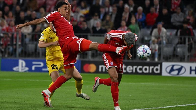 Strahlender Musiala führt Bayern zum späten Traumstart Die erste Chance. Jamal Musiala kommt Luis Díaz (r) beim Kopfball in die Quere.