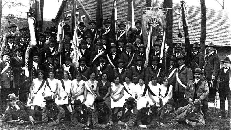 Die erste Fahnenweihe 1930 in Sauensiek mit weiß gekleideten Fahnenjungfern, die damals ein wichtiges Thema waren.