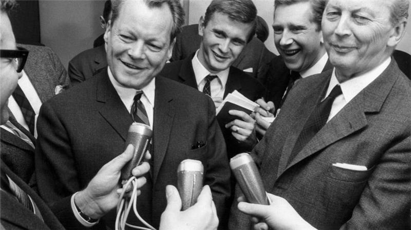 Die erste „Groko“: CDU-Kanzlerkandidat Kurt Georg Kiesinger und SPD-Chef Willy Brandt besiegeln 1966 das Bündnis aus Union und Sozialdemokraten, die zusammen auf fast 87 Prozent der Stimmen kamen (2021: 50 Prozent).